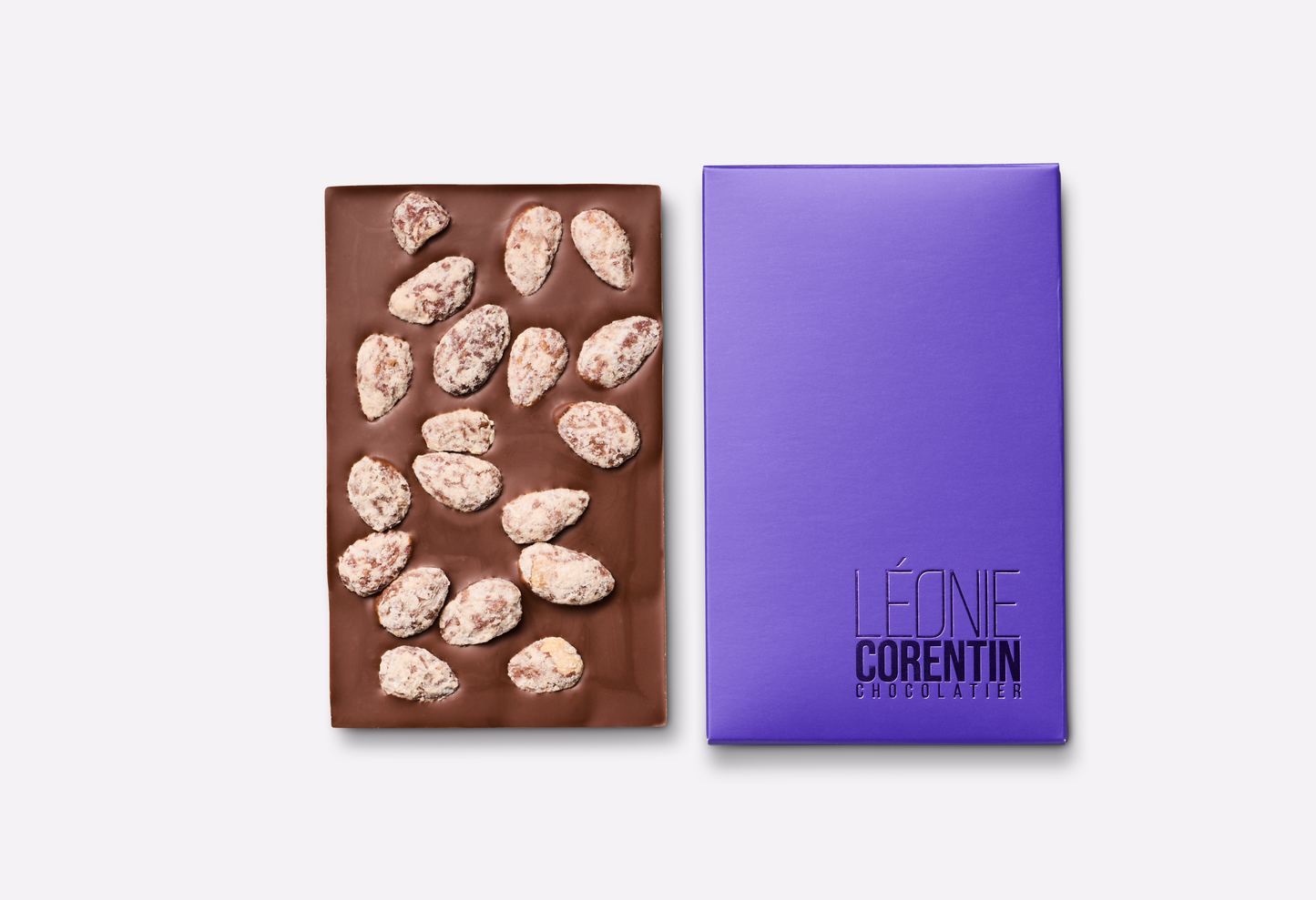 Mandel Vollmilch Schokolade – Handgefertigte Schokolade von Léonie Corentin Chocolatier Hamburg