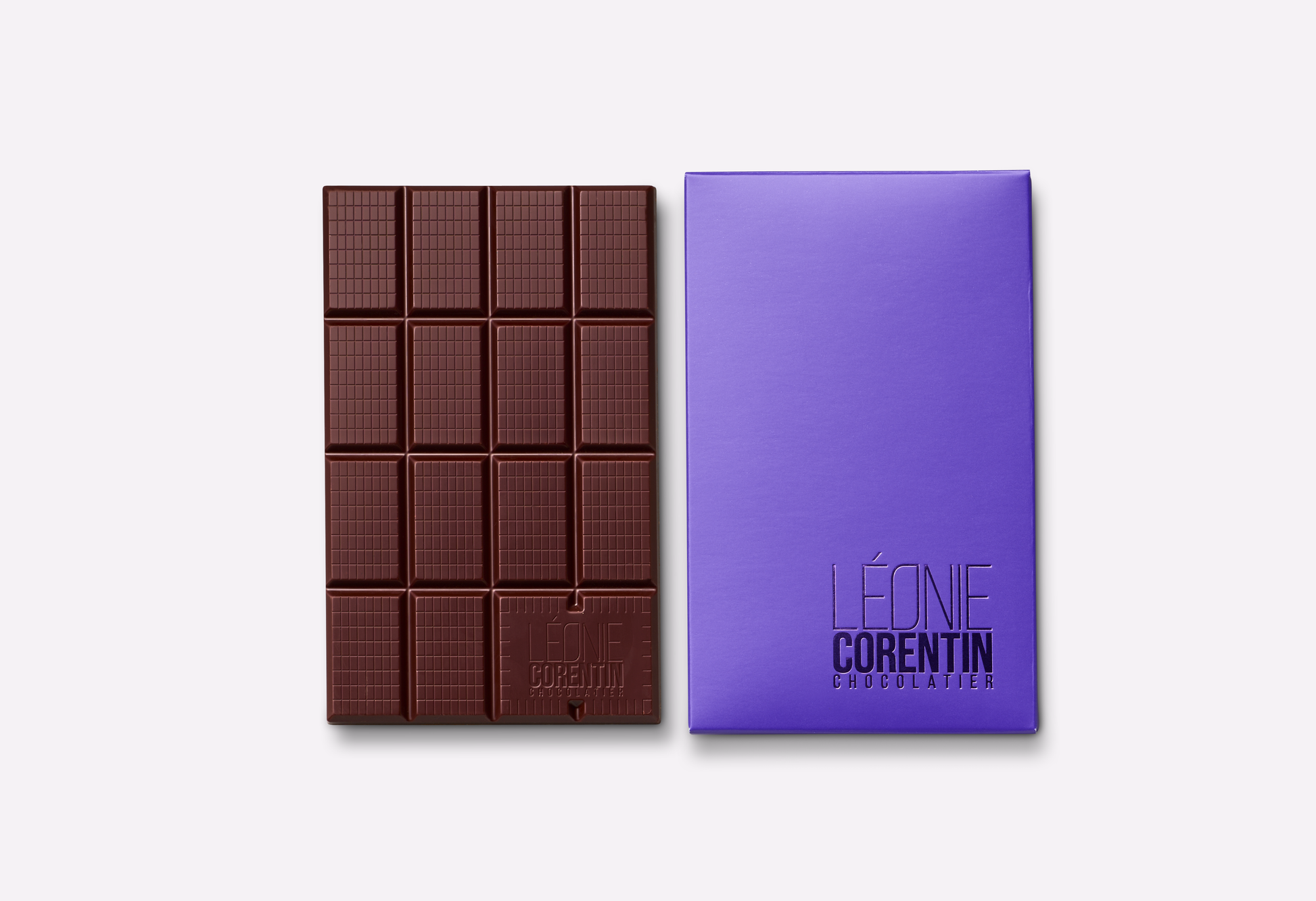 Mandel Dunkle Schokolade – Détail der Praline, Léonie Corentin Chocolatier